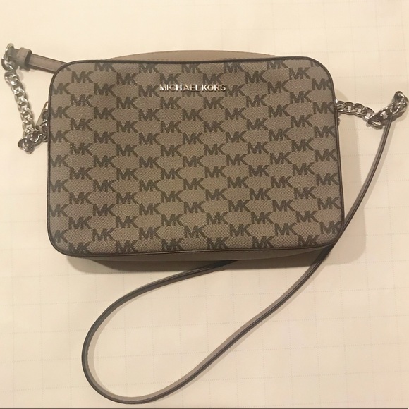 Michael Kors Handbags - MICHAEL KORS Bag!!